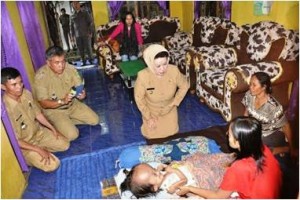 Bupati saat Menjenguk Penderita Hidrosefalus Penderita Kelainan Struktur Wajah